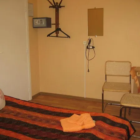 Park Hostel *